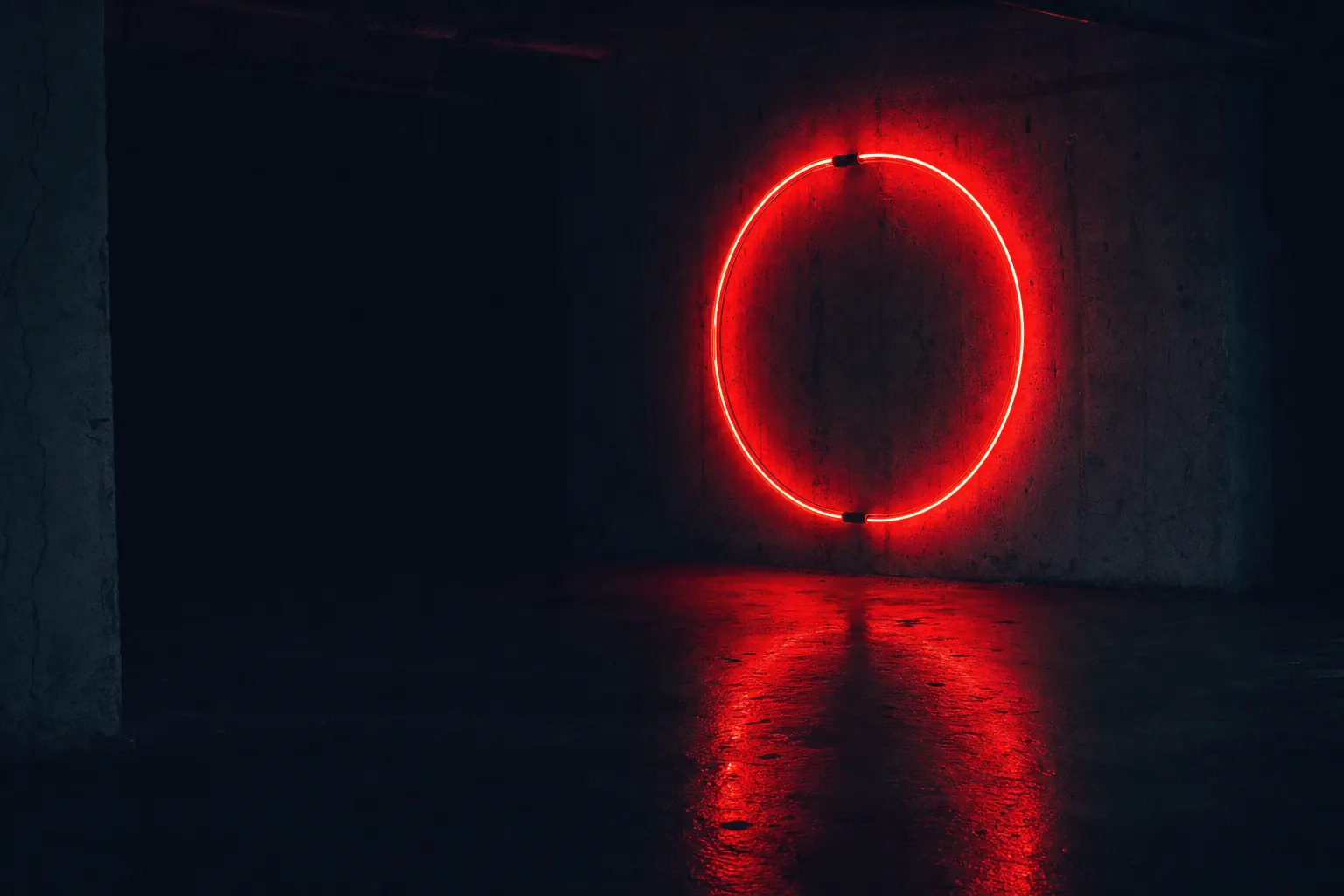 Duvarda yanan kırmızı neon halka